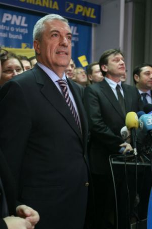 Tăriceanu câştigă în faţa lui Antonescu şi Orban