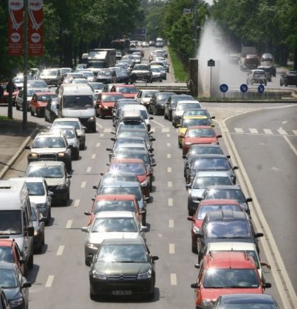 Un autoturism la cinci români