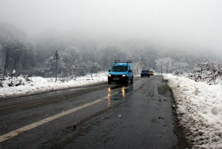 Zăpada dă de furcă șoferilor