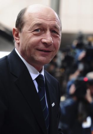 Băsescu: Calitatea serviciilor oferite de funcţionari, deficitară