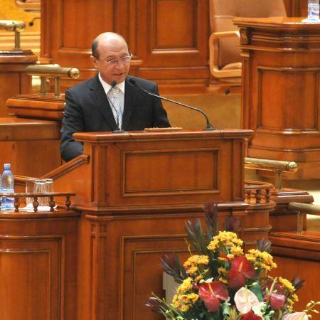 Băsescu: Împrumut de la UE cu control de la FMI