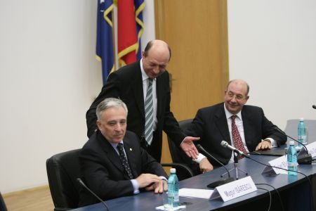 Băsescu: Plătiţi-vă creditele sau veţi plăti