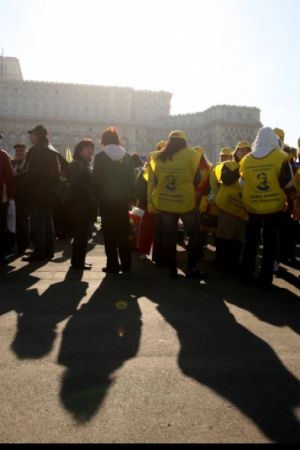 Bugetarii îşi vor cere azi sporurile din stradă