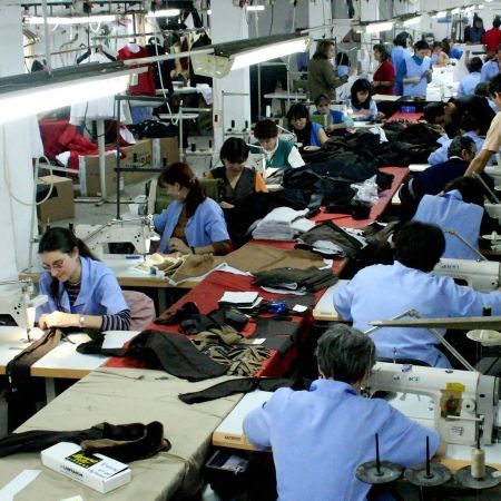 Cu 60.000 de angajaţi mai puţini în industria textilă