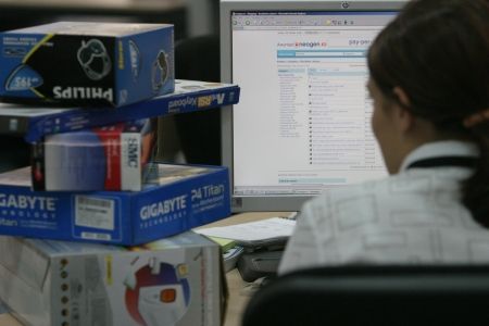 Doar 4% dintre români fac cumpărături on-line