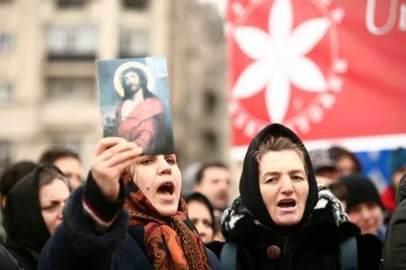 Enoriaşi trimişi de preot la manifestaţia „Noii Drepte”