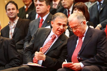 Iliescu: „Ce are sula cu subprefectura?”