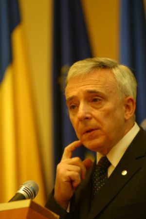 Isărescu: Investiţiile străine scad la jumătate