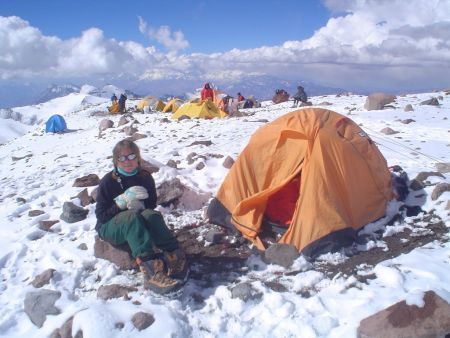 Micuţa alpinistă “cucereşte” şi şcoala | VIDEO