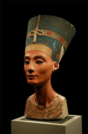 Nefertiti, aranjată la nas