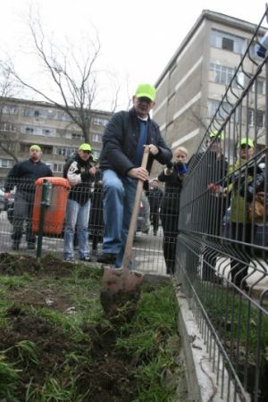 Oprescu resuscitează cu lopata simţul civic al cetăţenilor