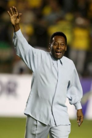 „Pelé, dezvirginat de un bărbat!”
