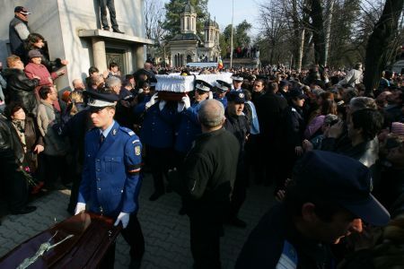 Peste 10.000 de oameni la funeraliile lui Dolănescu