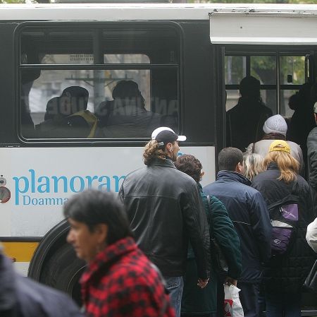 Peste 70% dintre bucureşteni folosesc transportul public