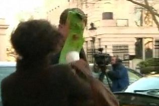 Politician britanic, atacat de o activistă eco | VIDEO