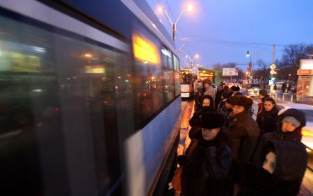 Refugiile de tramvai nu mai fac faţă navetiştilor