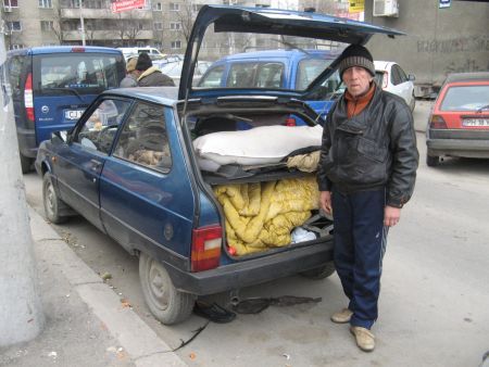 Şi-a vândut casa şi s-a mutat într-un Oltcit