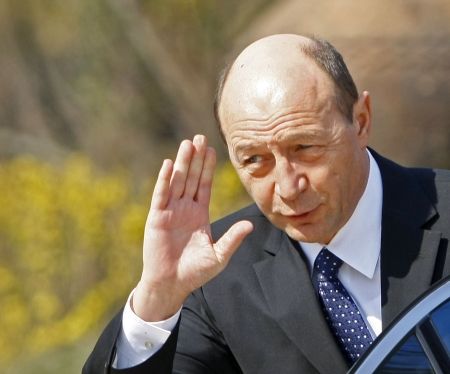 Băsescu, asaltat de grupul „anti-cip”