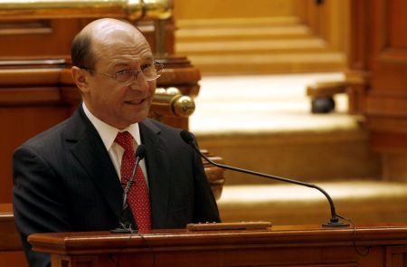 Băsescu: Comuniştii au provocat violenţele la Chişinău