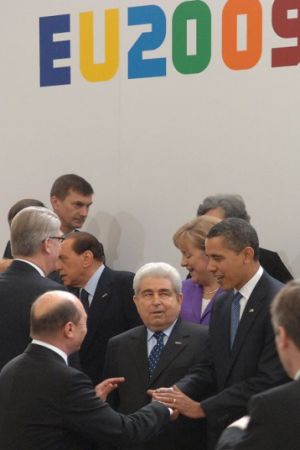 Băsescu „s-a tras” în prima poză cu Obama