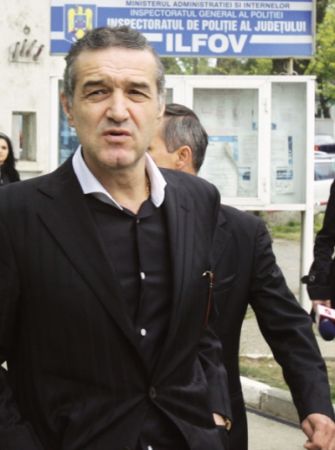 Becali a dat mâna cu braţul legii