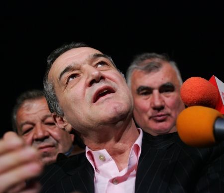 Becali: "Eu, pericol public? Am poze cu Berlusconi, film cu Băsescu"