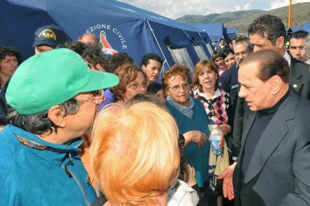 Berlusconi face gafe cu sinistraţii | VIDEO