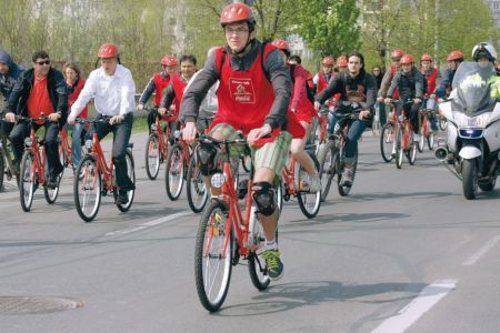 Cel mai lung „cârnat” de biciclete în jurul Casei Poporului