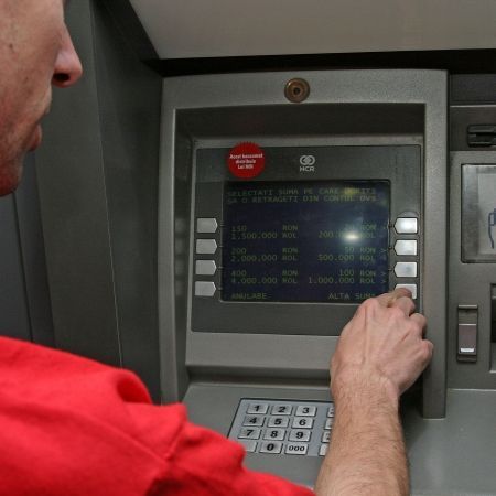 Doi români au încercat să fure un bancomat, în Italia