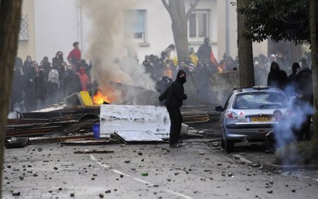 Franţa a reţinut 300 de protestatari anti-NATO