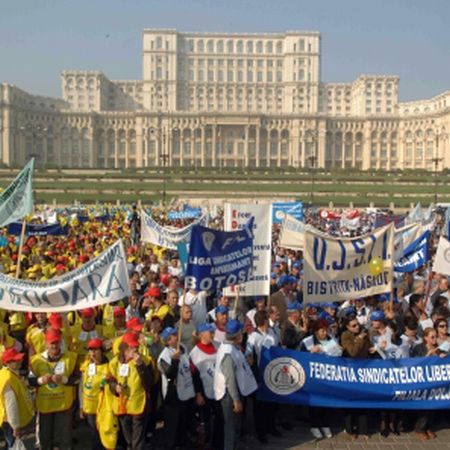 Îngheţarea salariilor anulează examenele