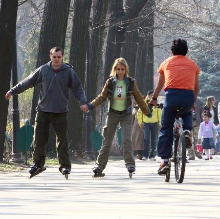 Interzis cu bicicleta şi cu rolele în parcuri!
