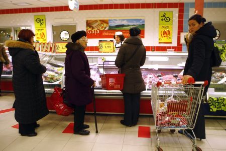 Mâncarea, băutura şi ţigările, jumătate din cheltuielile românilor