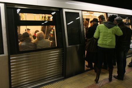 Metrou blocat între staţii