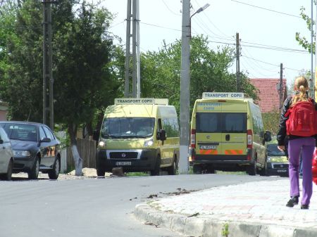 Microbuzele şcolare, folosite ca maxi-taxi