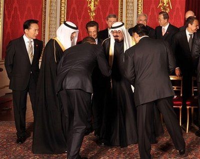 Obama, plecăciuni în faţa regelui Arabiei Saudite | VIDEO