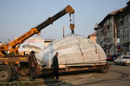 Ou de şapte metri înălţime, în centrul Sucevei