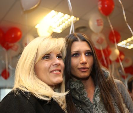 Ouă-gigant, cadou de la Elena Udrea