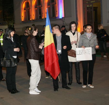 Piteştenii au manifestat la statuia soţilor Teodorovici