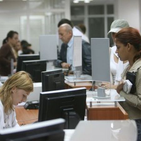 Populaţia şi firmele rămân reticente la creditare