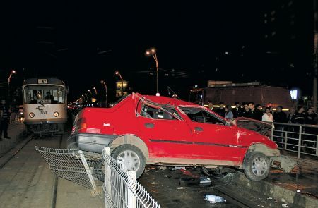 Şoferul care a intrat cu maşina pe refugiul de tramvai, arestat