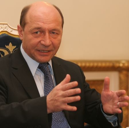 TRAIAN BĂSESCU: "Băi, caraghiosule!"