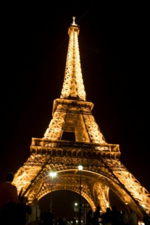 Turnul Eiffel, vopsit de români