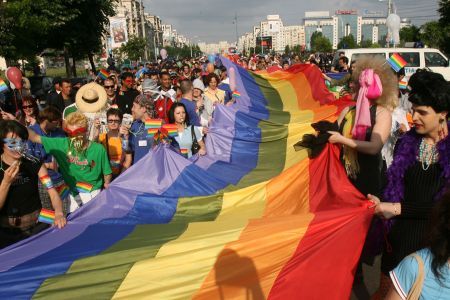 54% dintre români nu vor să împartă blocul cu homosexualii