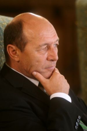 Băsescu şi Udrea inspectează pacea din Orientul Mijlociu