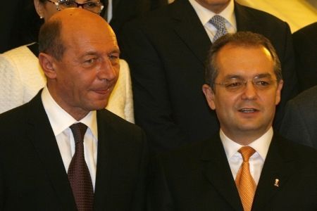 Băsescu va câştiga 9.000 RON, lui Boc i se micşorează salariul