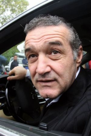 Becali se poate plimba prin ţară