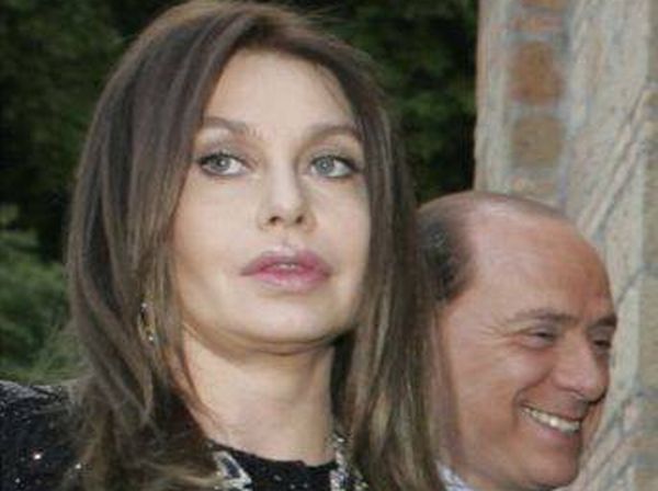 Berlusconi îi cere soţiei să-şi prezinte scuze publice