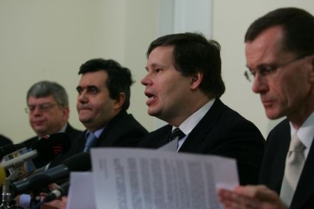 FMI: Economia românească scade încă două-trei trimestre