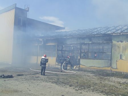 Incendiu la o fabrică din Vâlcea